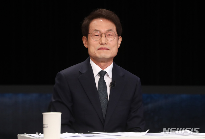 [서울=뉴시스] 국회사진기자단 = 조희연 서울시교육감 후보가 23일 오전 서울 영등포구 KBS에서 열린 서울시교육감선거 후보자 토론회에 자리해 있다. 2022.05.23. photo@newsis.com