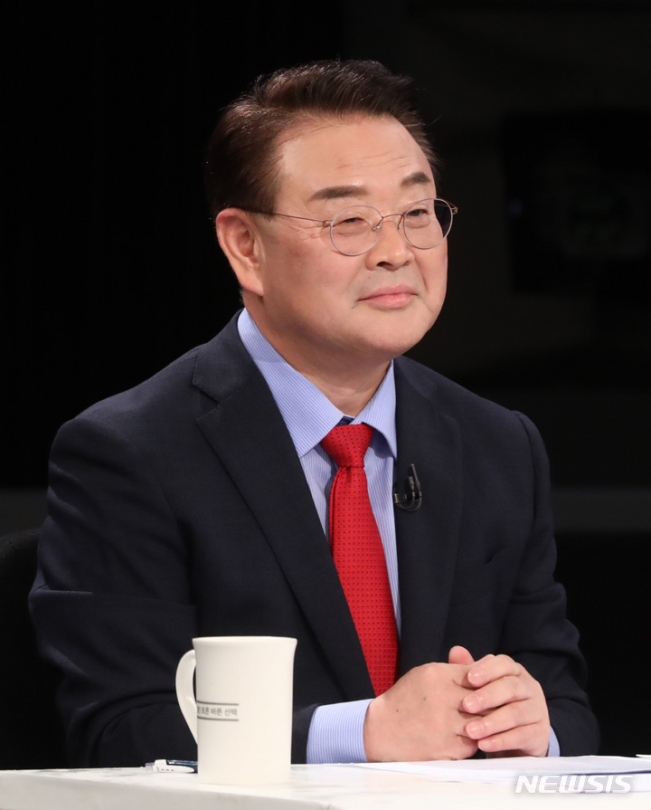 [서울=뉴시스] 국회사진기자단 = 조전혁 서울시교육감 후보가 23일 오전 서울 영등포구 KBS에서 열린 서울시교육감선거 후보자 토론회에 자리해 있다. 2022.05.23. photo@newsis.com