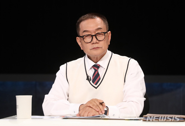 [서울=뉴시스] 국회사진기자단 = 조영달 서울시교육감 후보가 23일 오전 서울 영등포구 KBS에서 열린 서울시교육감선거 후보자 토론회에 자리해 있다. 2022.05.23. photo@newsis.com