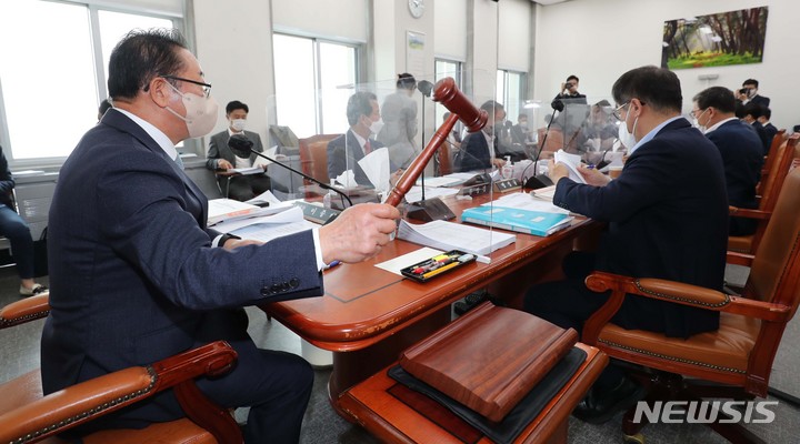 [서울=뉴시스] 고범준 기자 = 이종배 국회 예산결산특별위원회 소위원장이 지난 23일 서울 여의도 국회에서 열린 예결위 소위원회를 개회하며 의사봉을 두드리고 있다. (공동취재사진) 2022.05.23. photo@newsis.com