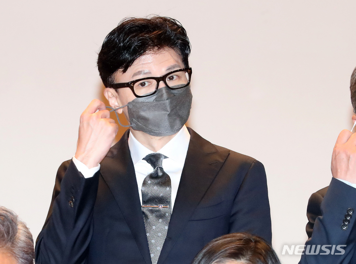 [세종=뉴시스] 강종민 기자 = 한동훈 법무부 장관이 23일 오전 세종시 정부세종청사에서 열린 한덕수 국무총리 취임식에 참석, 기념촬영을 위해 마스크를 벗고 있다. 2022.05.23. ppkjm@newsis.com