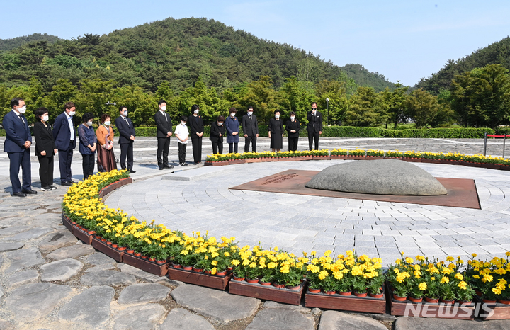 [김해=뉴시스] 전진환 기자 = 고 노무현 전 대통령의 13주기 추도식이 열리는 23일 오전 경남 김해시 진영읍 봉하마을 노 전 대통령 모역에서 딸 노정연씨와 사위인 곽상언 변호사 등 가족들이 참배하고 있다. (공동취재사진) 2022.05.23. photo@newsis.com