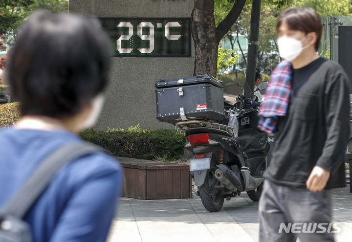 [서울=뉴시스] 정병혁 기자 = 서울 낮 기온이 29도까지 오르는 초여름 날씨를 보인 지난달 23일 오후 서울 성동구 이마트 성수점 앞에 설치된 디지털 온도계가 29도를 나타내고 있다. 2022.05.23. jhope@newsis.com