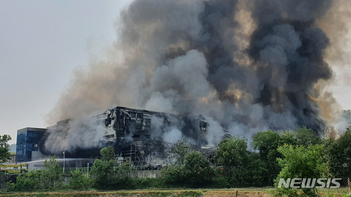 [이천=뉴시스] 김종택기자 = 23일 오전 11시 40분께 경기 이천시에 위치한 한 물류센터에서 화재가 발생해 소방대원들이 화재 진압을 하고 있다. 2022.05.23. jtk@newsis.com