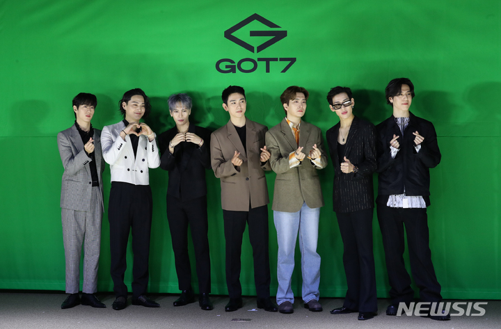 [서울=뉴시스] 박진희 기자 = 갓세븐(GOT7) 멤버 마크(왼쪽부터), JAY B, 잭슨, 진영, 영재, 뱀뱀, 유겸이 23일 서울 강남구 보코호텔에서 새 미니앨범 'GOT7' 발매 기념 기자간담회를 하고 있다. 2022.05.23. pak7130@newsis.com