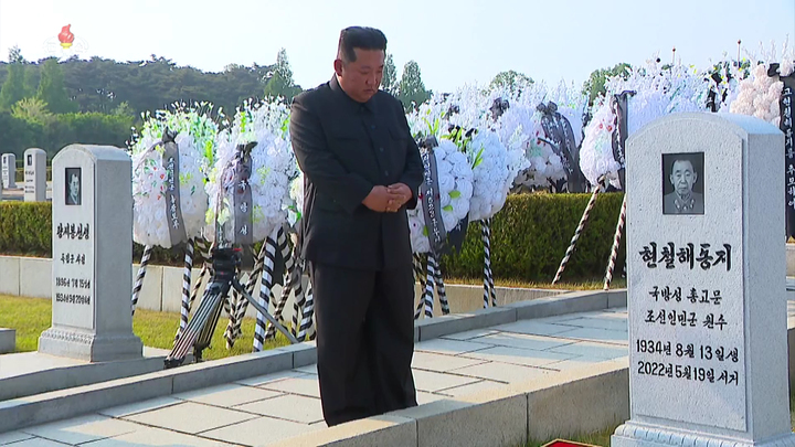 [서울=뉴시스] 북한 조선중앙TV는 23일 김정은 북한 국무위원장이 22일 김정일 체제의 군부 핵심이자 '후계수업'을 맡았던 고(故) 현철해 원수의 발인식과 영결식에 모두 참석해 시신이 든 관을 직접 운구하고, 손수 유해에 흙을 얹는 등 극진한 예우를 갖추는 모습을 보도했다. (사진=조선중앙TV 캡쳐) 2022.05.23. photo@newsis.com *재판매 및 DB 금지