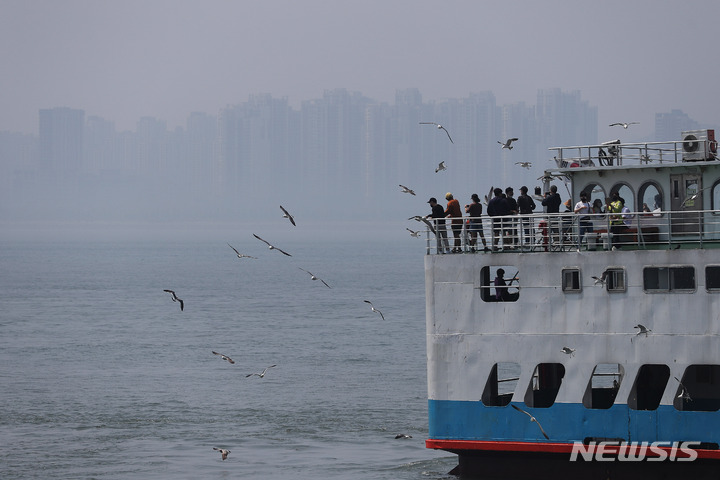 [인천=뉴시스] 백동현 기자 = 23일 오후 인천 중구 월미도에서 바라본 영종도 아파트 단지가 미세먼지 탓에 뿌옇게 보인다. 2022.05.23. livertrent@newsis.com