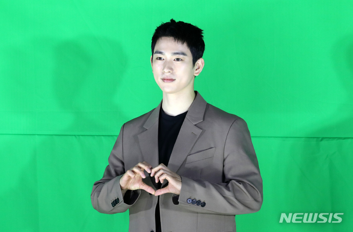 [서울=뉴시스] 박진희 기자 = 갓세븐(GOT7) 진영이 23일 서울 강남구 보코호텔에서 새 미니앨범 'GOT7' 발매 기념 기자간담회를 하고 있다. 2022.05.23. pak7130@newsis.com