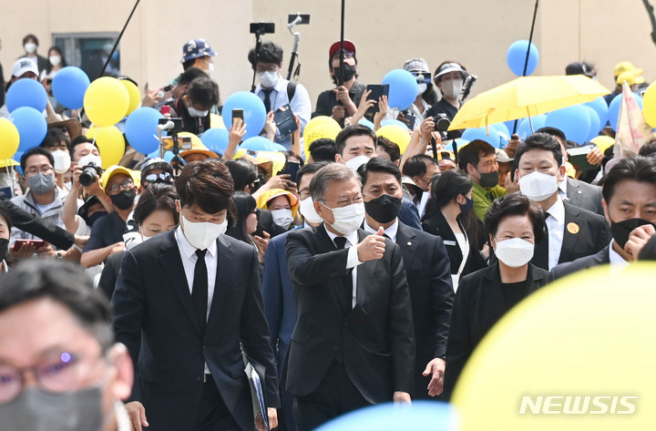 [김해=뉴시스] 전진환 기자 = 23일 경남 김해시 진영읍 봉하마을에서 열린 노무현 대통령 서거 13주기 추도식에서 권양숙 여사, 문재인 전 대통령 등 참석자들이 입장하고 있다. (공동취재사진) 2022.05.23. photo@newsis.com