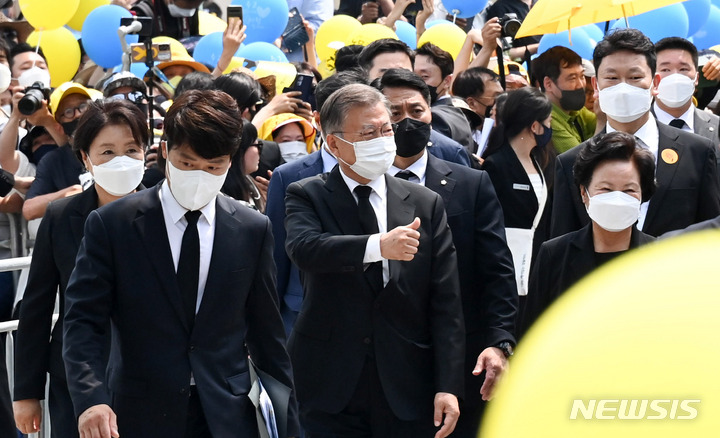 [김해=뉴시스] 전진환 기자 = 문재인 전 대통령과 김정숙 여사, 노무현 전 대통령 부인 권양숙 여사, 사위 곽상언 변호사가 23일 오후 경남 김해시 진영읍 봉하마을 생태문화공원에서 열린 故 노무현 전 대통령 서거 13주기 공식 추도식에 참석하고 있다. (공동취재사진) 2022.05.23. photo@newsis.com