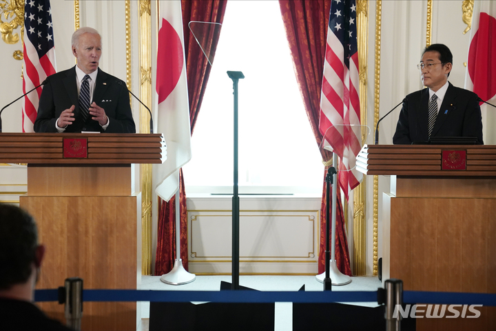 [도쿄=AP/뉴시스] 조 바이든(왼쪽) 미국 대통령과 기시다 후미오 일본 총리가 23일 도쿄에서 양자 회담 후 공동 기자회견을 하고 있다. 2022.05.23