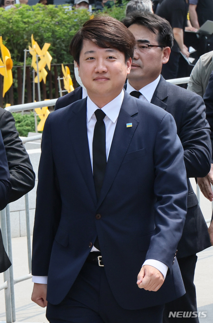 [김해=뉴시스] 전진환 기자 = 노무현 전 대통령 서거 13주기 추모제가 엄수되는 23일 국민의힘 이준석 대표가 행사장으로 이동하면서 시민에게 인사하고 있다. (공동취재사진) 2022.05.23. photo@newsis.com