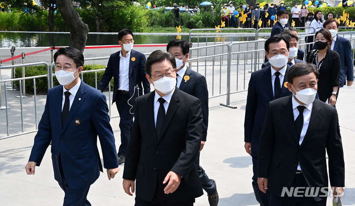 [김해=뉴시스] 전진환 기자 = 더불어민주당 총괄선거대책위원장인 이재명 인천계양을 국회의원 보궐선거 후보가 23일 오후 경남 김해시 진영읍 봉하마을 생태문화공원에서 열린 故 노무현 전 대통령 서거 13주기 공식 추도식에 참석하고 있다. (공동취재사진) 2022.05.23. photo@newsis.com