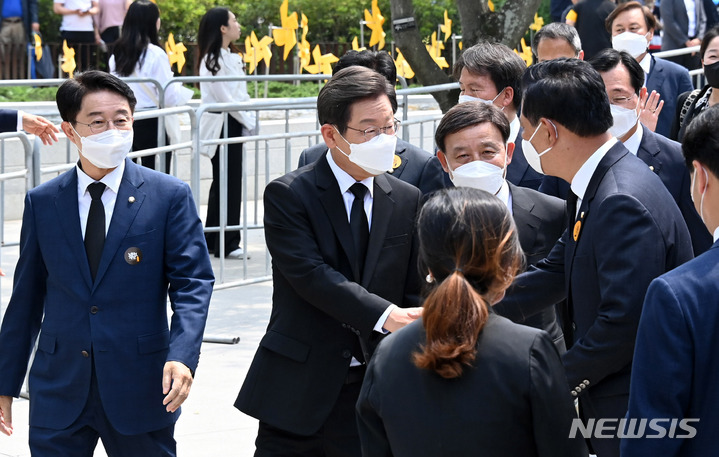 [김해=뉴시스] 전진환 기자 = 더불어민주당 총괄선거대책위원장인 이재명 인천계양을 국회의원 보궐선거 후보가 23일 오후 경남 김해시 진영읍 봉하마을 생태문화공원에서 열린 故 노무현 전 대통령 서거 13주기 공식 추도식에 참석하고 있다. (공동취재사진) 2022.05.23. photo@newsis.com