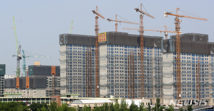 [서울=뉴시스] 추상철 기자 =서울 강동구 둔촌주공 아파트 현장이 보이고 있다. 2022.05.23. scchoo@newsis.com **사진은 기사 내용과 무관합니다.