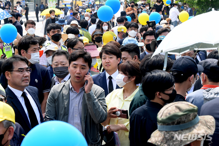 [김해=뉴시스] 전진환 기자 = 이준석 국민의힘 대표가 23일 오후 경남 김해 봉하마을에서 열린 고 노무현 전 대통령 서거 13주기 추도식에 참석하기 위해 이동하고 있다. (공동취재사진) 2022.05.23. photo@newsis.com