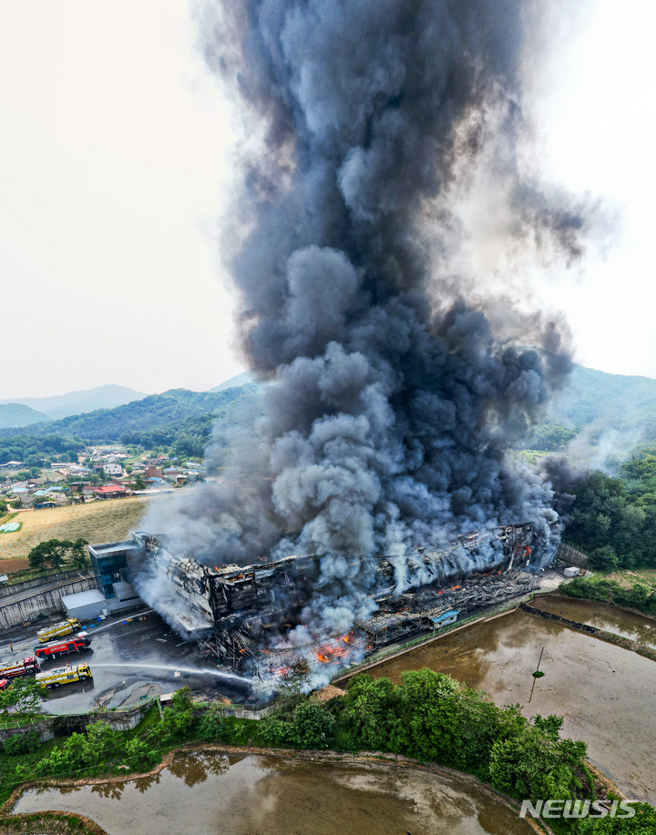 [이천=뉴시스] 김종택기자 = 23일 경기도 이천시 마장면 한 물류센터에서 화재가 발생해 소방대원들이 진화작업을 벌이고 있다. 2022.05.23. jtk@newsis.com