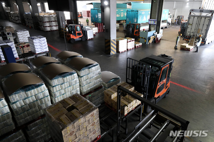 [서울=뉴시스] 공장에서 밀가루 상차 작업이 한창이다. (사진=뉴시스 DB). photo@newsis.com