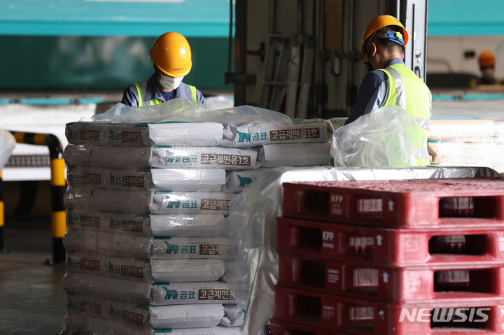 [인천=뉴시스] 백동현 기자 = 밀가루 수급 문제가 계속되는 가운데 23일 오후 인천 중구 대한제분 인천공장에서 밀가루 상차 작업이 한창이다. 2022.05.23. livertrent@newsis.com