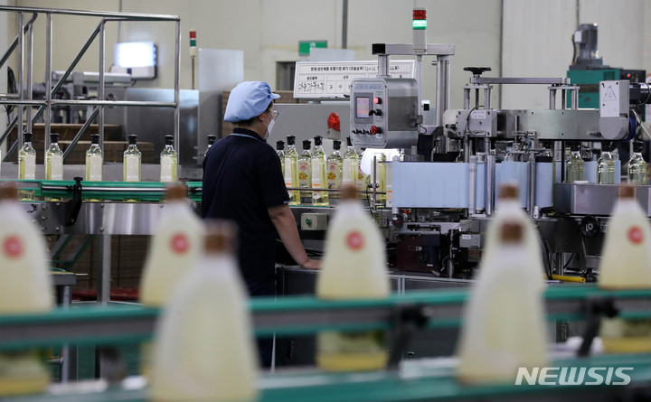 [인천=뉴시스] 백동현 기자 = 지난 5월23일 오후 인천 서구 사조대림 인천공장 생산라인에서 식용유 생산이 한창이다. 2022.05.23. livertrent@newsis.com