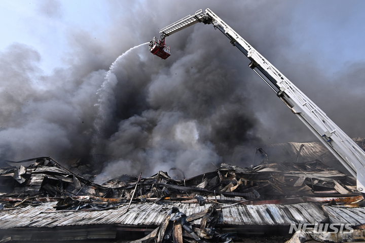 [이천=뉴시스] 김종택기자 = 23일 경기도 이천시 마장면 한 물류센터에서 화재가 발생해 소방대원들이 진화작업을 벌이고 있다. 2022.05.23. jtk@newsis.com