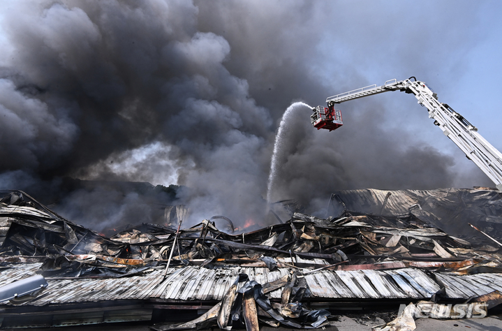 [이천=뉴시스] 김종택기자 = 국토교통부가 대형 물류창고의 화재 위험성을 줄이기 위해 지난 4월부터 61일간 20개 대형 물류창고를 집중적으로 안전점검했다. 사진은 지난 5월 23일 경기도 이천시 마장면 한 물류센터에서 화재가 발생해 소방대원들이 진화작업을 벌이고 있는 모습. 2022.05.23. jtk@newsis.com