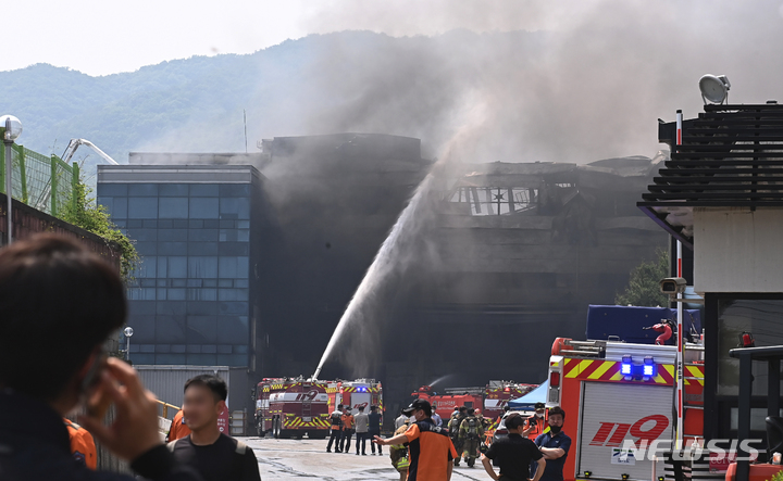 [이천=뉴시스] 김종택기자 = 지난 5월23일 경기도 이천시 마장면 한 물류센터에서 화재가 발생해 소방대원들이 진화작업을 벌이고 있다. 2022.05.23. jtk@newsis.com