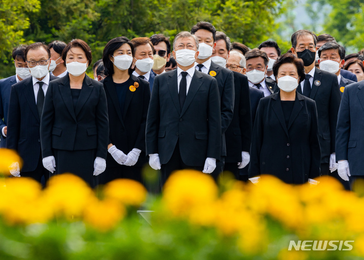 [김해=뉴시스] 전진환 기자 = 문재인 전 대통령과 부인 김정숙 여사, 권양숙 여사 등이 23일 오후 경남 김해시 봉하마을에서 고 노무현 대통령의 13주기 행사를 마치고 참배를 위해 묘소로 이동 하고 있다. (공동취재사진) 2022.05.23. photo@newsis.com