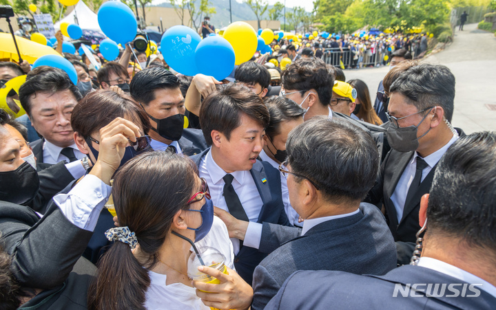 [김해=뉴시스] 전진환 기자 = 국민의힘 이준석 대표가 23일 오후 경남 김해시 봉하마을 고 노무현 대통령의 13주기 추도식에 참석하던 중 인파에 밀리고 있다. (공동취재사진) 2022.05.23. photo@newsis.com