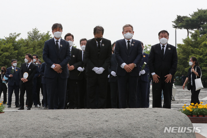 [김해=뉴시스] 전진환 기자 = 노무현 전 대통령 서거 13주기인 23일 경남 김해 봉하마을에서 열린 '나는 깨어있는 강물이다' 추모식에서 한덕수 국무총리 등 참석자들이 노 전 대통령 묘역을 찾아 참배하고 있다. (공동취재사진) 2022.05.23. photo@newsis.com