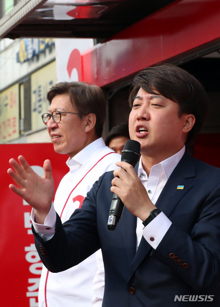 [부산=뉴시스] 하경민 기자 = 이준석 국민의힘 대표 겸 상임선대위원장이 23일 오후 부산 북구 구포시장을 방문, 유세차량에 올라 박형준 부산시장 후보 등의 지지를 호소하는 연설을 하고 있다. 2022.05.23. yulnetphoto@newsis.com