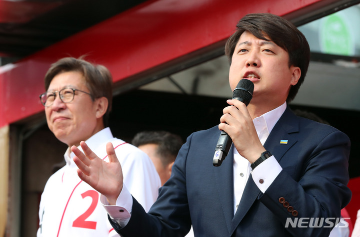 [부산=뉴시스] 하경민 기자 = 이준석 국민의힘 대표 겸 상임선대위원장이 23일 오후 부산 북구 구포시장을 방문, 유세차량에 올라 박형준 부산시장 후보 등의 지지를 호소하는 연설을 하고 있다. 2022.05.23. yulnetphoto@newsis.com