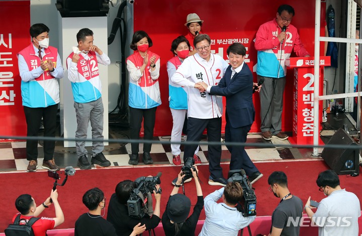 [부산=뉴시스] 하경민 기자 = 이준석 국민의힘 대표 겸 상임선대위원장이 23일 오후 부산 북구 구포시장을 방문, 유세차량에 올라 박형준 부산시장 후보와 인사하고 있다. 2022.05.23. yulnetphoto@newsis.com