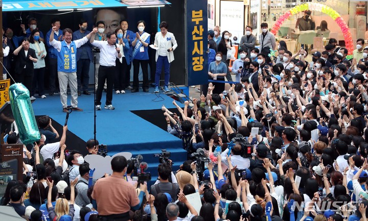 [부산=뉴시스] 하경민 기자 = 이재명 더불어민주당 총괄선거대책위원장이 23일 오후 부산 부산진구 서면 쥬디스태화 앞에서 변성완 부산시장 후보의 지지를 호소하는 연설을 하고 있다. 2022.05.23. yulnetphoto@newsis.com