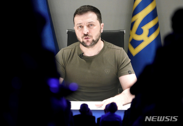 [AP/뉴시스] 23일 스위스 다보스포럼 행사장 스크린에 화상연설 중인 젤렌스키 우크라이나 대통령이 비치고 있다