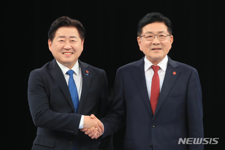 [제주=뉴시스] 우장호 기자 = 23일 오후 제주시 도남동 KBS 제주방송총국에서 열린 제8회 전국동시지방선거 제주지사 후보자 토론회에 참석한 오영훈·허향진(오른쪽) 후보가 본격적인 토론에 앞서 기념촬영 하고 있다. 2022.05.23. woo1223@newsis.com