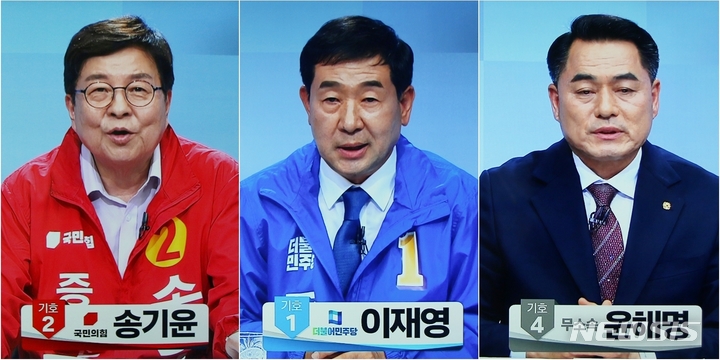 [증평=뉴시스] 강신욱 기자 = 충북 증평군선거방송토론위원회 주관으로 23~24일 KBS청주 방송에서 생중계한 증평군수 후보자 방송 토론회에서 국민의힘 송기윤 후보, 더불어민주당 이재영 후보, 무소속 윤해명 후보가 토론을 벌이고 있다. (사진=방송 캡처) 2022.05.24. ksw64@newsis.com