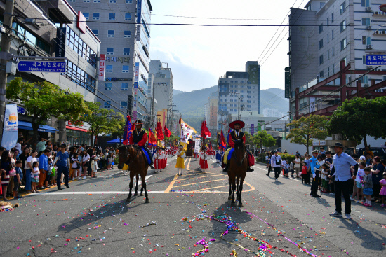 [거제=뉴시스] 신정철 기자= 경남 거제시는 24일, 제60회 거제 옥포대첩 축제가 오는 6월 17일 오후부터 3일 동안 옥포수변공원 일원과 옥포대첩기념 공원에서 개최된다고 밝혔다..사진은 2019년 진행된 승전행차 가장행열 모습.(사진=거제시 제공).2022.05.24. photo@newsis.com *재판매 및 DB 금지