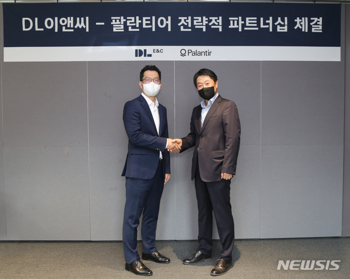 [서울=뉴시스] DL이앤씨와 팔란티어가 전략적 파트너십을 체결했다. (사진=DL이앤씨 제공)