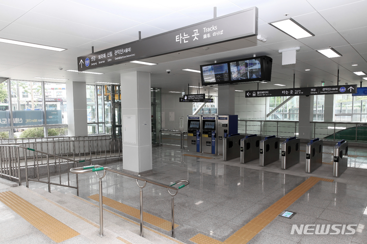 [서울=뉴시스]서울 여의도 샛강역에서 서울대 정문 앞을 연결하는 '신림선 도시철도'가 28일 오전 5시30분 운행을 시작한다. 신림선 도시철도 역사. (사진=서울시 제공). 2022.05.24. photo@newsis.com