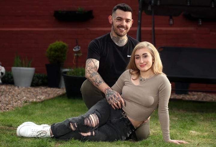 [서울=뉴시스] 지난 14일 (현지시간) 영국 잉글랜드 웨스트요크셔주 브래드퍼드에서 영국인 토니 가넷(왼쪽)과 함께 집을 나온 우크라이나 피란민 소피아 카르카딤. (사진=브넬슨 트위터 갈무리) 2022.05.24. *재판매 및 DB 금지