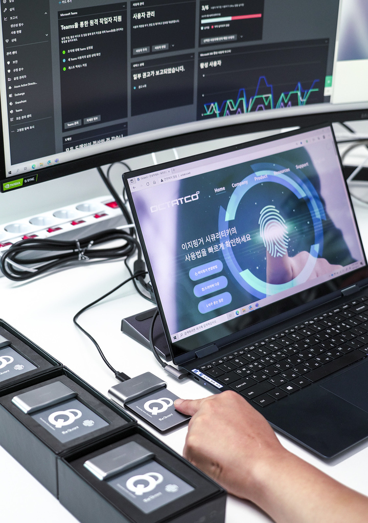 [서울=뉴시스] SK텔레콤과 IDQ, 생체인증 벤처기업 옥타코는 양자난수생성기술을 적용한 지문인식 보안키 ‘이지퀀트(EzQuant)’를 세계 최초로 출시했다. (사진=SK텔레콤 제공) 2021.6.15 *재판매 및 DB 금지