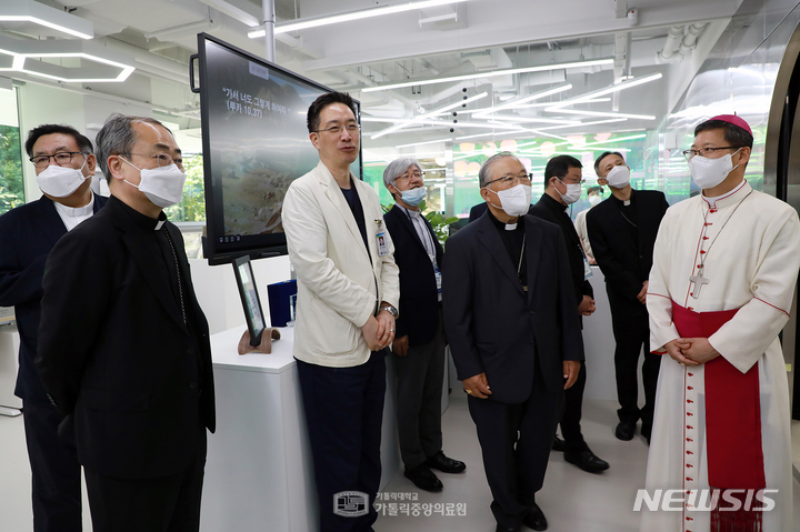 [서울=뉴시스]가톨릭대학교는 24일 의과대학·간호대학이 위치한 서울시 서초구 가톨릭중앙의료원 반포단지 내에 '메디컬 융복합 허브, 옴니버스 파크'를 개관하고, 기초의학 활성화를 본격화한다고 밝혔다. (사진= 가톨릭중앙의료원 제공) 2022.05.24