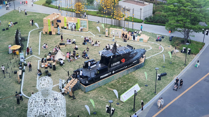 [서울=뉴시스]지난 19일부터 진행된 롯데케미칼 ‘Every Step for Green’ 전시를 찾은 시민들 (사진=롯데케미칼 제공) *재판매 및 DB 금지