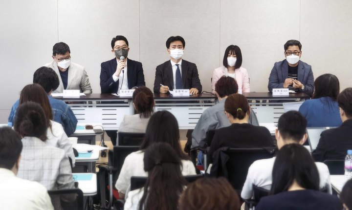 [서울=뉴시스] SK텔레콤이 비트리, 케이씨에스(KCS), 옥타코 등 국내 암호분야 기업들과 개발한 QRNG 제품으로 국방·공공 사업과 글로벌 시장 진출을 타진한다. (왼쪽부터) 김동우 SKT 혁신사업개발1팀 팀장, 엄상윤 IDQ코리아 대표, 김희걸 비트리 부사장, 김한직 KC 상무, 유미영 옥타코 이사. (사진=SK텔레콤 제공) 2022.5.24 *재판매 및 DB 금지