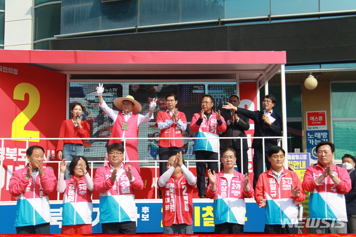 [영덕=뉴시스] 이바름 기자 = 24일 오후 경북 영덕군 강구면 동광어시장 앞에서 국민의힘 합동 유세가 열린 가운데 이철우 경북도지사 후보와 김광열 영덕군수 후보, 광역·기초의회의원 출마 후보자들이 인사하고 있다. 2022.05.24. right@newsis.com