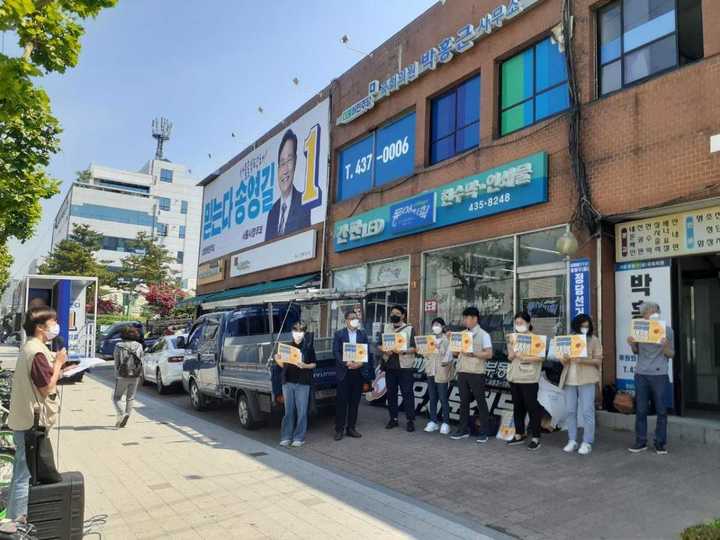 [서울=뉴시스] 24일 서울 중랑구 박홍근 더불어민주당 원내대표 지역구 사무실을 항의 방문한 전국언론노동조합 관계자들 (사진=전국언론노동조합 제공) 2022.05.24. photo@newsis.com *재판매 및 DB 금지