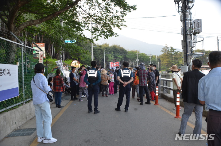 [양산=뉴시스] 안지율 기자 = 24일 오후 경남 양산시 하북면 평산마을 주민 40여 명이 문재인 전 대통령 사저 앞 도로에서 한 보수단체가 진행하는 집회현장을 찾아 소음으로 인한 생활 불편을 호소하며 거친 항의를 하고 있다. 2022.5.24. alk9935@newsis.com