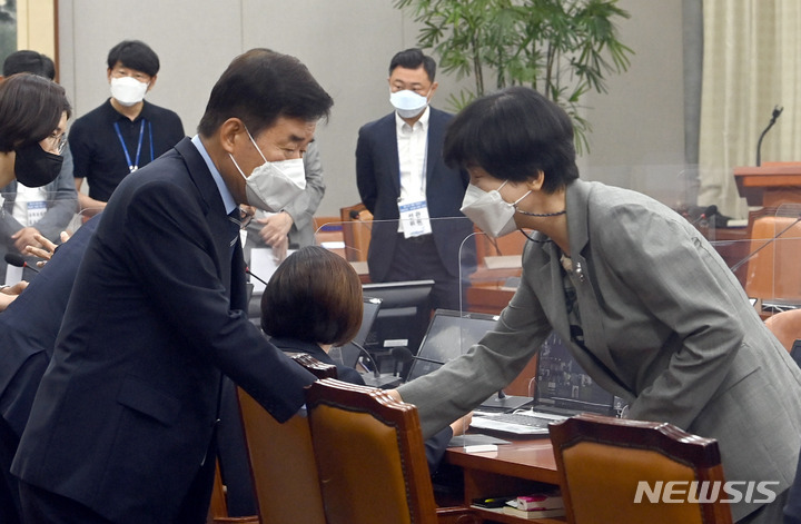 [서울=뉴시스] 김선웅 기자 = 국회의장 후보로 나선 김진표 더불어민주당 의원과 부의장 후보로 나선 김영주 의원이 24일 오전 서울 여의도 국회에서 열린 후반기 국회의장단 후보 선출을 위한 더불어민주당 비공개 온라인 화상회의 의원총회에서 인사를 나누고 있다. (공동취재사진) 2022.05.24. photo@newsis.com