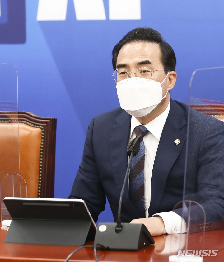 [서울=뉴시스] 전진환 기자 = 박홍근 더불어민주당 원내대표가 지난 24일 국회본청에서 열린 원내대책회의에 참석해 발언하고 있다. (공동취재사진) 2022.05.24. photo@newsis.com